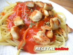 Espaguetis con salsa de tomate y pollo - Recetas de cocina RECETASonline