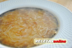 Sopa de cebolla con fideos rápida - Recetas de cocina RECETASonline
