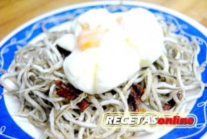 Huevo escalfado sobre nido de gulas con jamón - Recetas de cocina RECETASonline