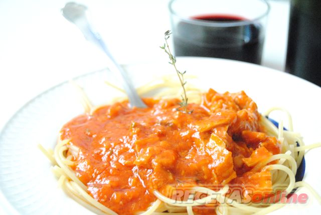Espaguetis con bolognesa de atún al aroma de tomillo - Recetas de cocina RECETASonline