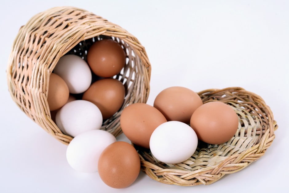 huevos blancos y huevos morenos