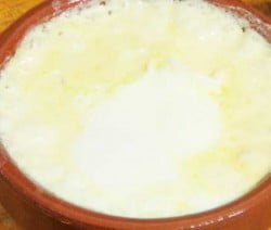 Huevos al plato con queso de cabra