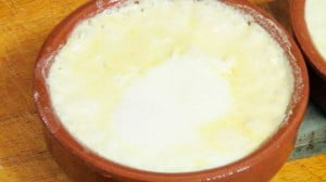 Huevos al plato con queso de cabra